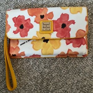 NWOT Dooney & Bourke Bloom Wristlet